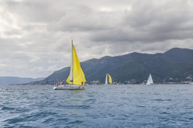 Bir bulutlu gökyüzü altında Bay Regatta.