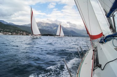 Roll dan gelen tekneler.