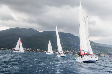 Yelkenli bir bulutlu gökyüzü altında.