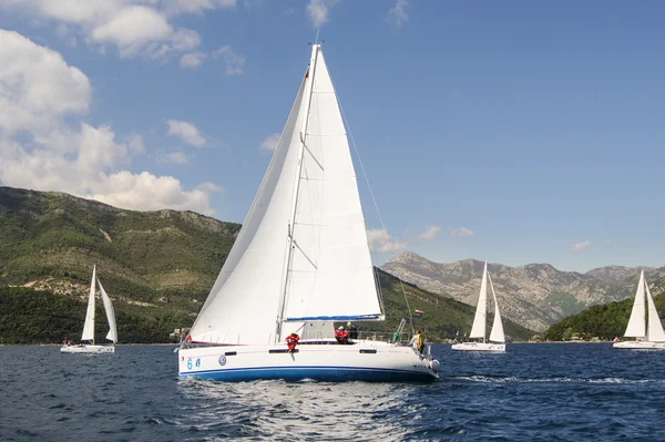 Dağlar bir arka plan üzerinde beyaz yelken ile yat.