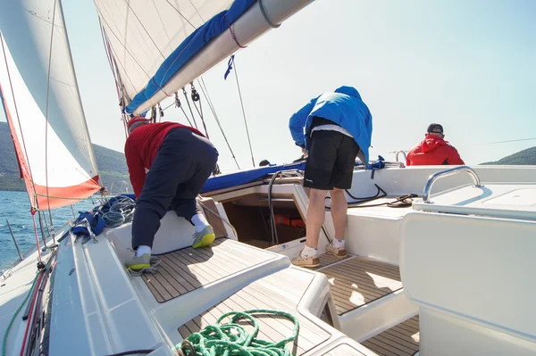 Les gens sur le bateau en pente . — Photo