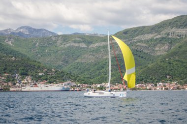 Sarı yelkenli tekne.