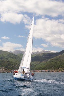 Takımla tekne yelken.