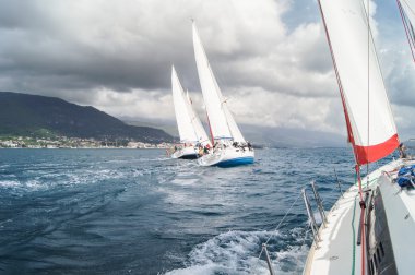 Yelkenli deniz yatları müsabakaları.
