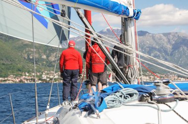 Teknedeki ekip sahile gidiyor..