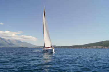 Deniz koyunda tekne.