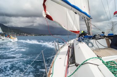 Tekneler birbirini takip ediyor.