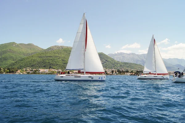 Dois barcos perto da costa . — Fotografia de Stock