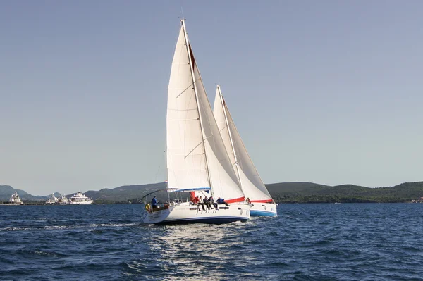 Dos barcos alcanzando un rumbo . — Foto de Stock