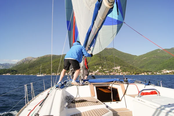 Homme sur un yacht naviguant dans les chantiers . — Photo