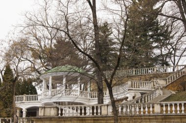 Merdiven korkulukları geçişler.