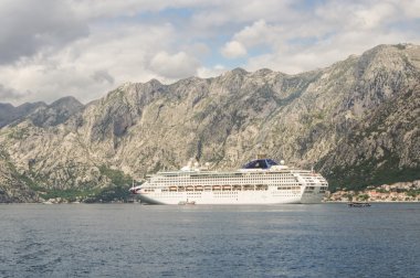 Deniz vapuru körfezde.