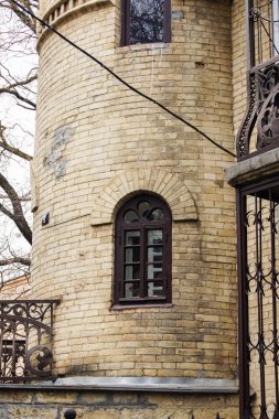 Evin yarım daire parçası.