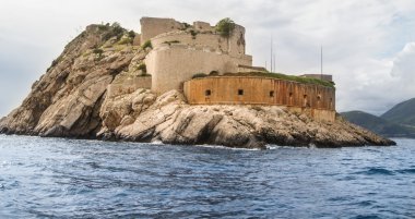 Bir kayanın üzerinde küçük bir kale.