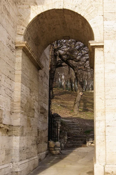 Arco sobre la pista estrecha . —  Fotos de Stock