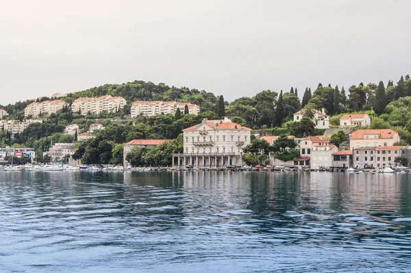 Case sulla riva della baia . — Foto Stock