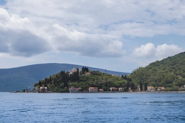 Le montagne e il mare . — Foto Stock