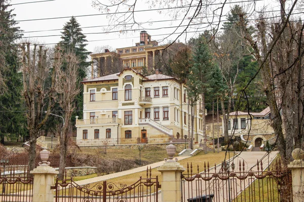 Sanatorium-Hotelkomplex hinter dem Zaun. — Stockfoto