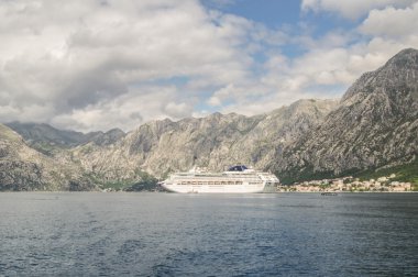 Bir arka plan Dağları'nın feribotla.