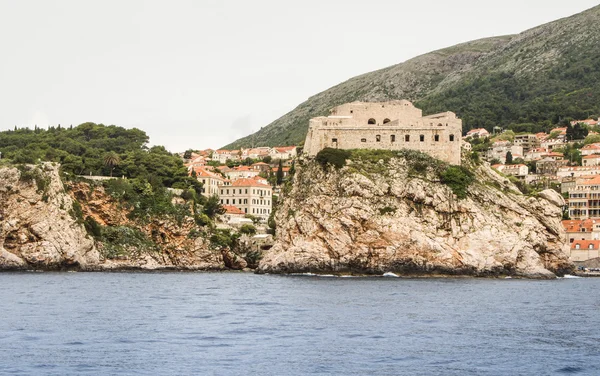 Vecchio castello sulla scogliera . — Foto Stock