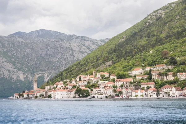 Città vicino alla costa sul fianco della montagna . — Foto Stock