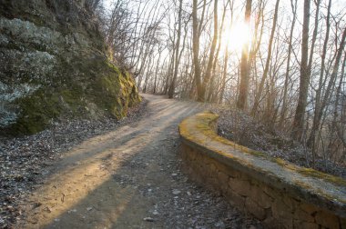 Güneşin yolunu aydınlatır.