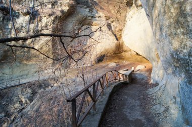Bir kayanın altında sarma yol.