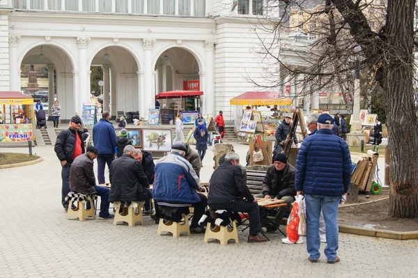 Gente jugando backgammon . — Foto de Stock