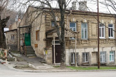 Oyulmuş bir sundurma ile eski ev.