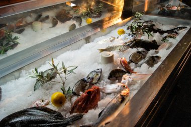 Çiğ deniz balığı buz üstünde.