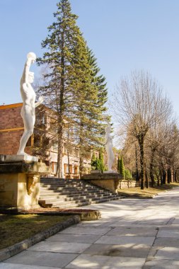 Merdiven heykelleri ile.