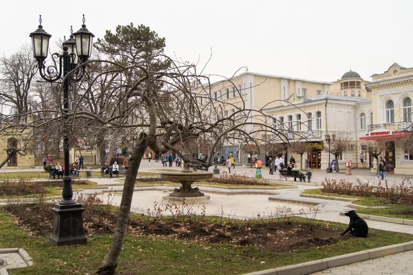 Tér egy szökőkút és egy lámpa. — Stock Fotó