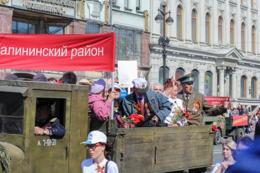 Makinenin arka savaş gazileri.