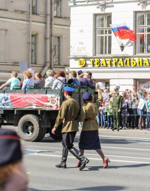 Savaş yıllarının giyimli çifti.