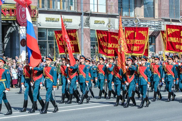 Le défilé des drapeaux militaires et des bannières rouges . — Photo