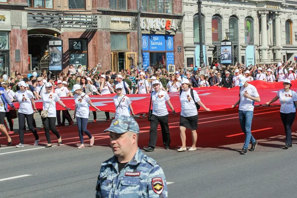 People carrying the flag of victory. — Stock Photo, Image