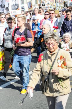 Kadın çiçek ve madalya.
