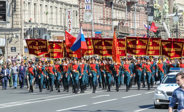 Soldats avec drapeaux et bannières . — Photo