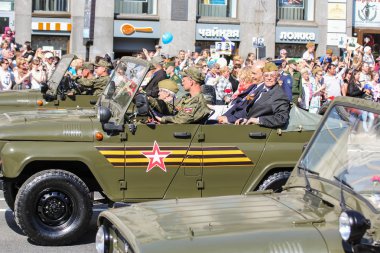 Savaş gazileri arabada.