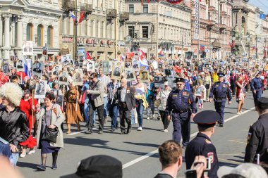 Sütun ölümsüz alayın insanlarda.