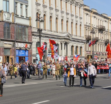 İnsanlar bir kırmızı bayrak şeklinde.