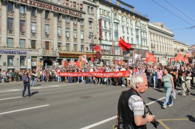 Kişilik bir kalabalık bir afiş Komünist Partisi.