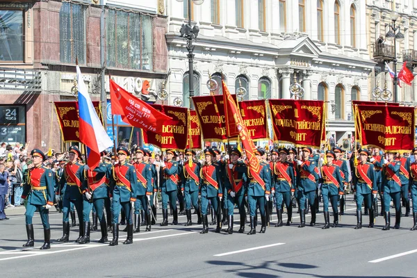Le défilé des drapeaux et bannières militaires . — Photo