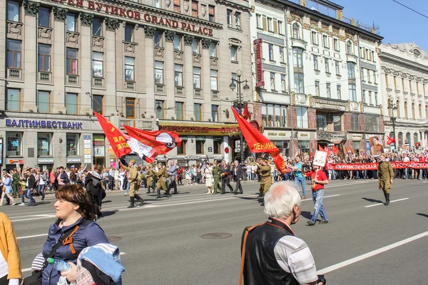 Menschen in Militäruniform unter sowjetischer Flagge. — Stockfoto