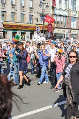 İnsanların alay ölümsüz kısmında.