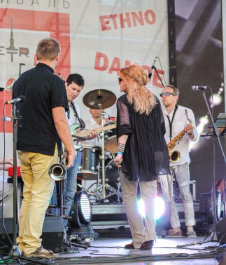 Spot sahne solist olarak dans.