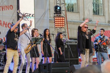 Üst kol kaldırdı sanatçılar.