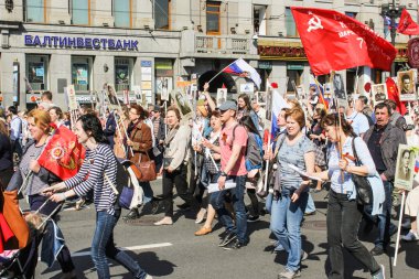 Sütun bayrakları ve portreler insanların.
