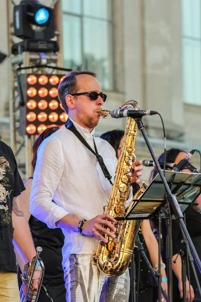 Trompetista tocando el saxofón . —  Fotos de Stock