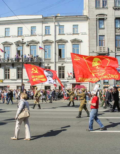 Soldaten mit Fahnen der Sowjetunion. — Stockfoto